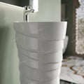 InArt round pedestal wash basin with smooth glossy finish, premium ceramic sanitaryware detail view